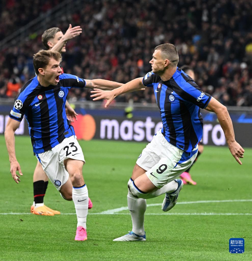 哈体院滑冰场现国家一级运动员亲授防摔技巧