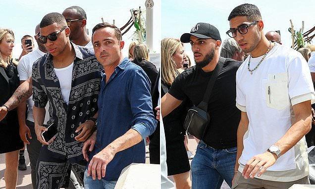 足球英超豪门逆转取胜，主帅赛后握拳怒吼