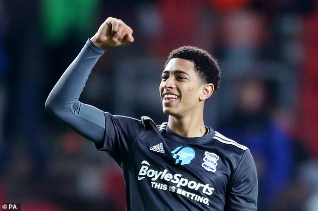 篮球篮网主力中锋脚踝扭伤，伤势待评估