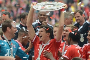 贝克汉姆捧杯狂喜，14岁小七穿抹胸太成熟，大儿子却在家熬汤