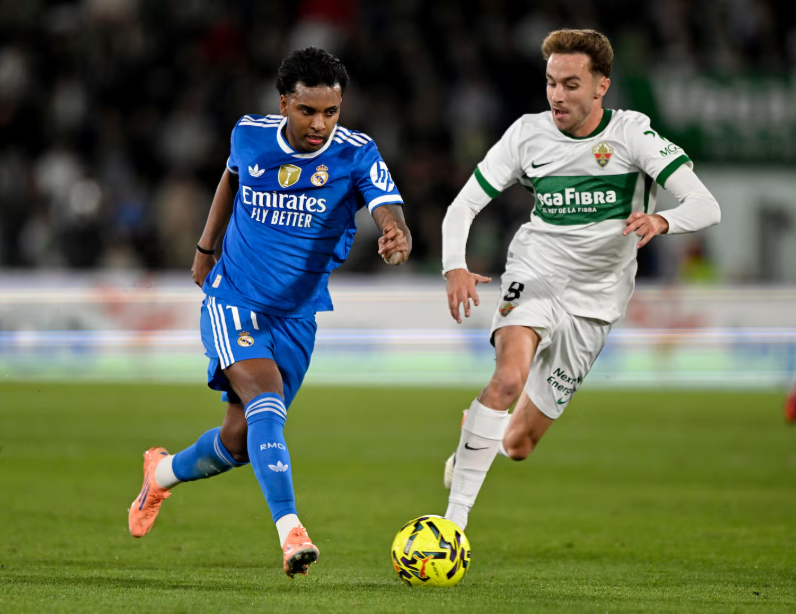 辽宁男篮在CBA杯赛中爆冷输给江苏男篮，外援选择引发争议，球迷对阵容实力和磨合表示不满。