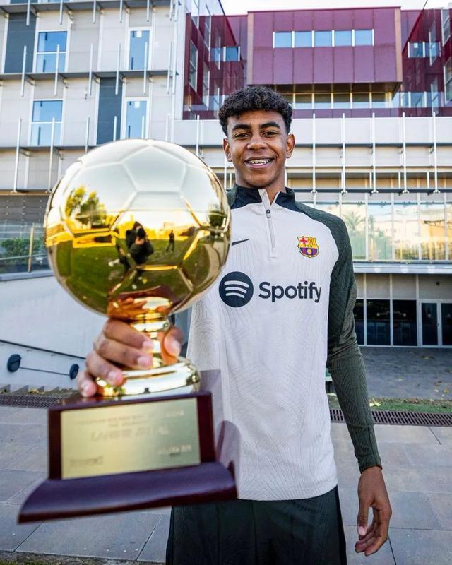 辛辛那提中场吉迪赛后与梅西交换球衣，双方握手并拥抱