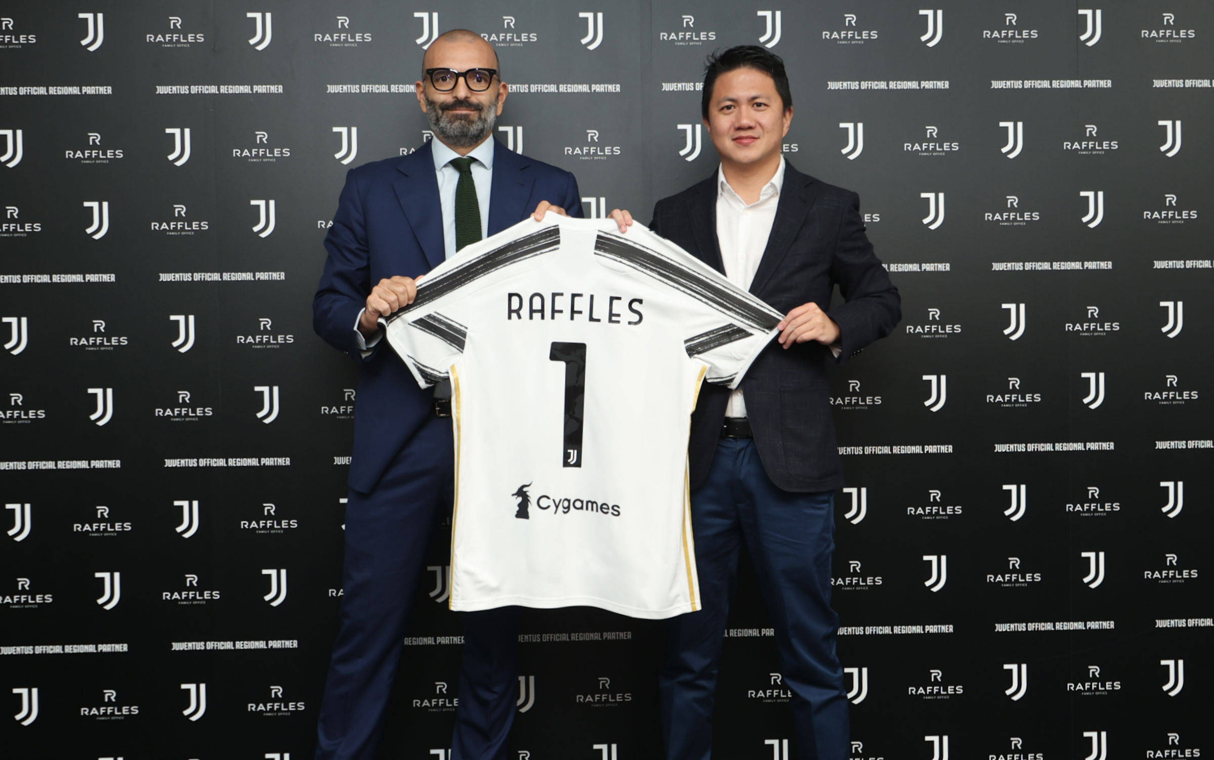 足球世界杯主题周边开售，球迷抢购