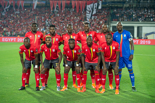 巴甲弗鲁米嫩塞主场采用狗狗球童，鼓励球迷去领养宠物