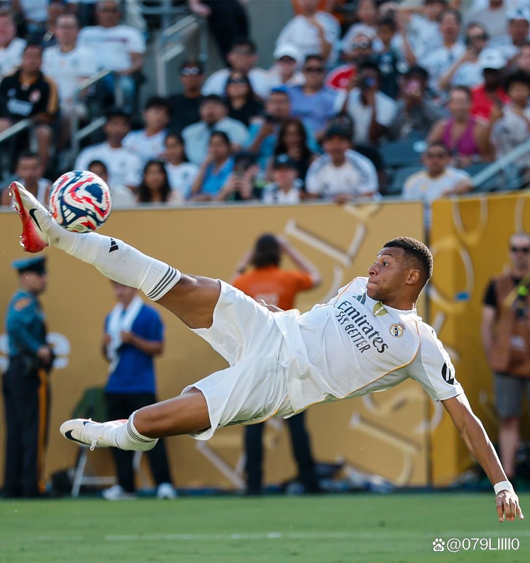 拉眼角引发争议的全北助教宣布辞职，此前因种族歧视被判禁赛5场