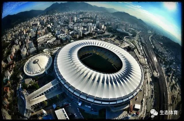 普拉蒂尼等尤文传奇与一线队见面，并参观海瑟尔惨案纪念碑